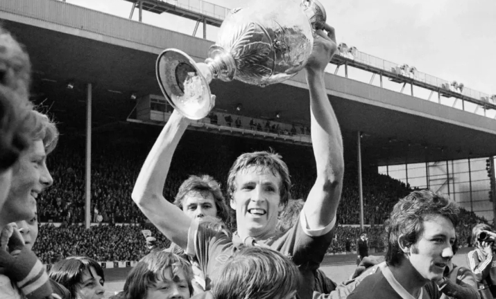 Campeão da Champions League pelo Liverpool morre aos 70 anos