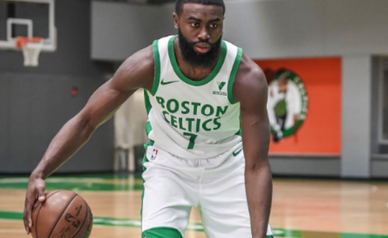 Pai de astro do Boston Celtics é preso e acusado por tentativa de homicídio