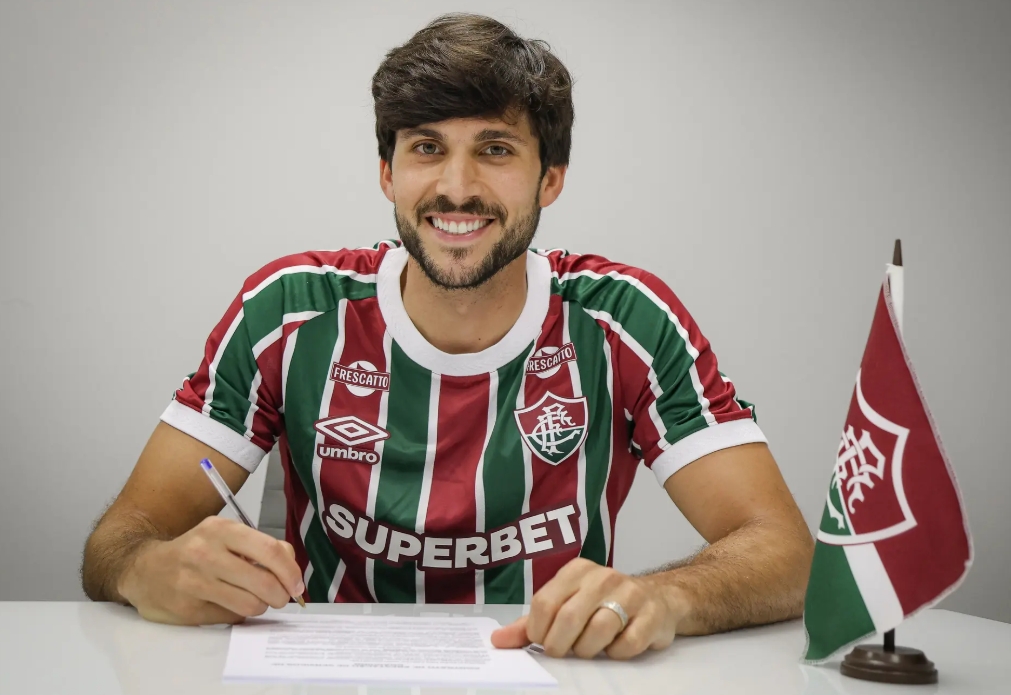 Fluminense anuncia a contratação do zagueiro Igor Rabello