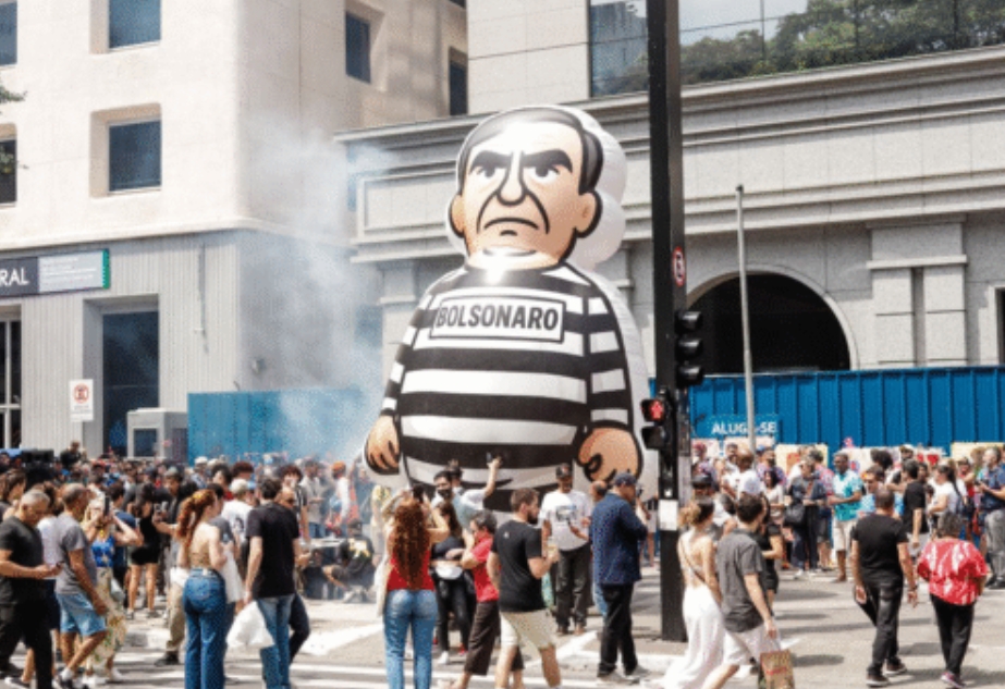 Esquerda e direita fazem atos após prisão de Bolsonaro