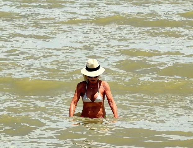 Ana Maria Braga posa de biquíni na praia com marido; veja