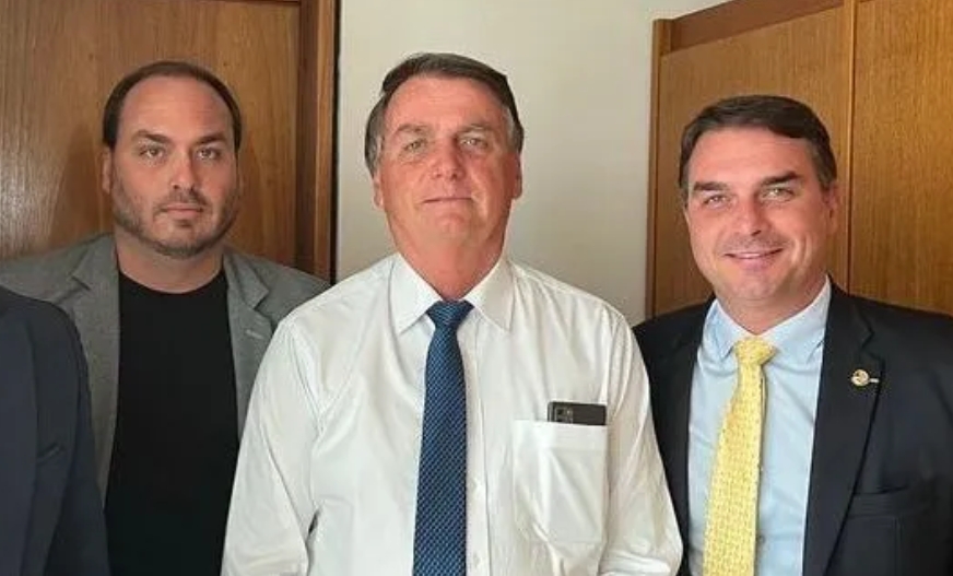 Moraes autoriza visita de filhos de Bolsonaro na PF a partir de terça