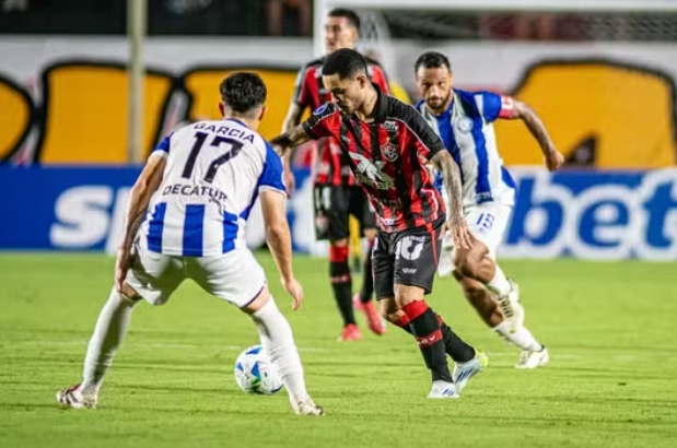 Vitória joga mal, perde para o Cerro Largo e se complica na Sul-Americana
