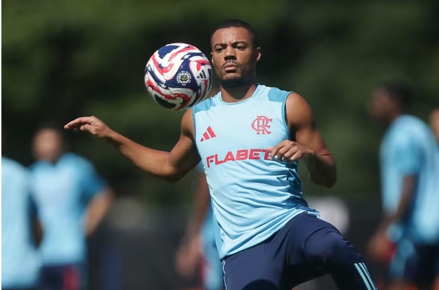 De la Cruz volta a sentir dores no joelho, não treina e preocupa Flamengo