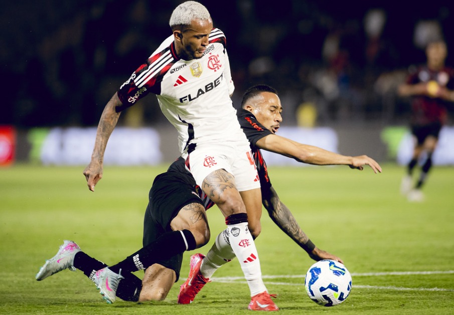 De virada, Flamengo vence o Bragantino e cola no líder Cruzeiro