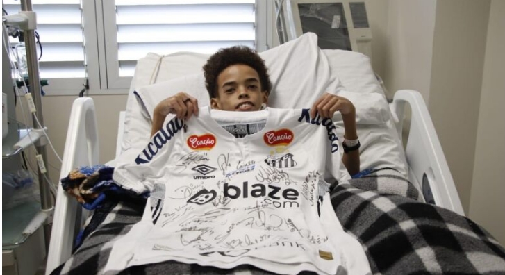 Jovem internado realiza sonho ao receber camisa autografada do Santos