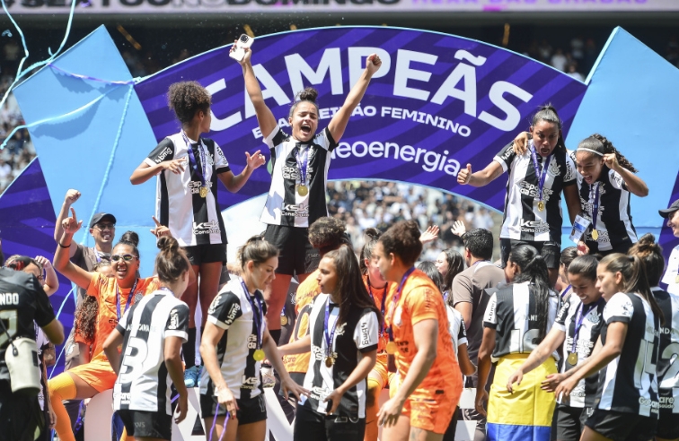 Corinthians tenta renovar com campeãs, mas sucesso olímpico atiça mercado