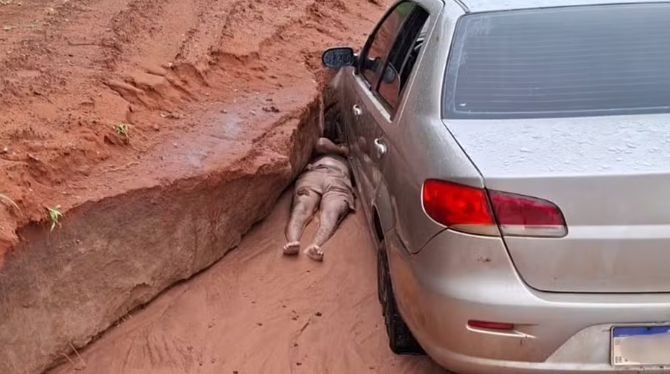 Homem morre após ficar com a cabeça presa entre barro e roda de carro em MG