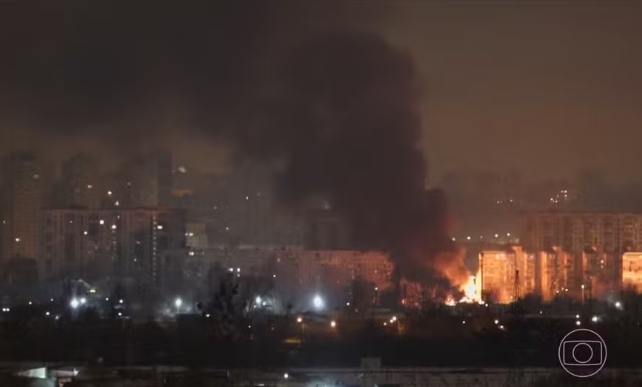 Rússia bombardeia Kiev e Kharkiv enquanto negocia paz