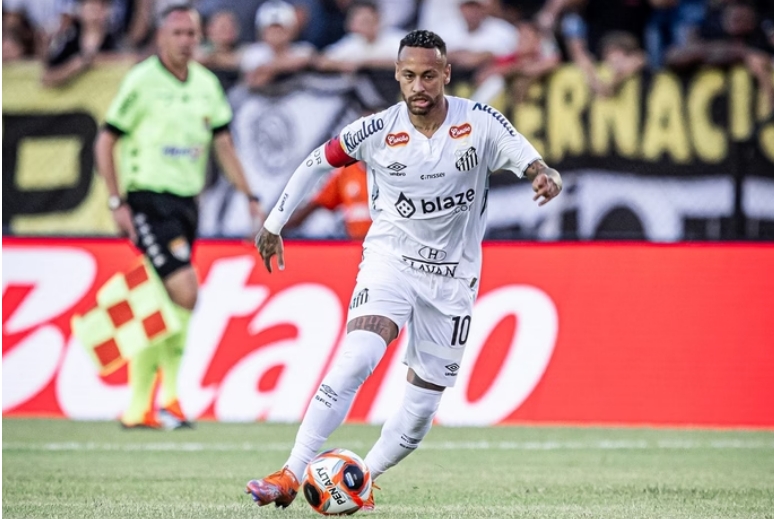 Neymar volta a disputar um jogo completo depois de 500 dias