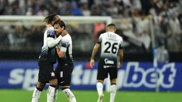 Com um a menos, Corinthians bate Racing e respira na Sul-Americana