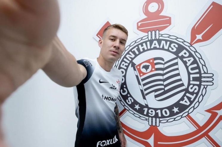Corinthians oficializa a contratação do volante Charles