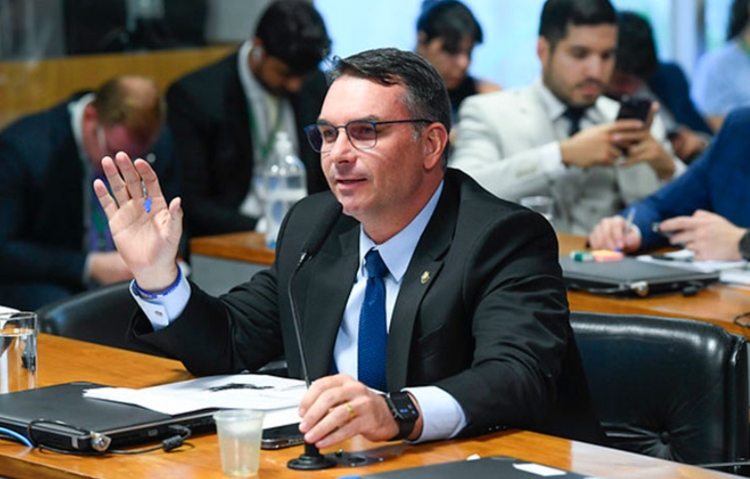 Flávio Bolsonaro diz que mãe e avós foram feitos reféns durante assalto