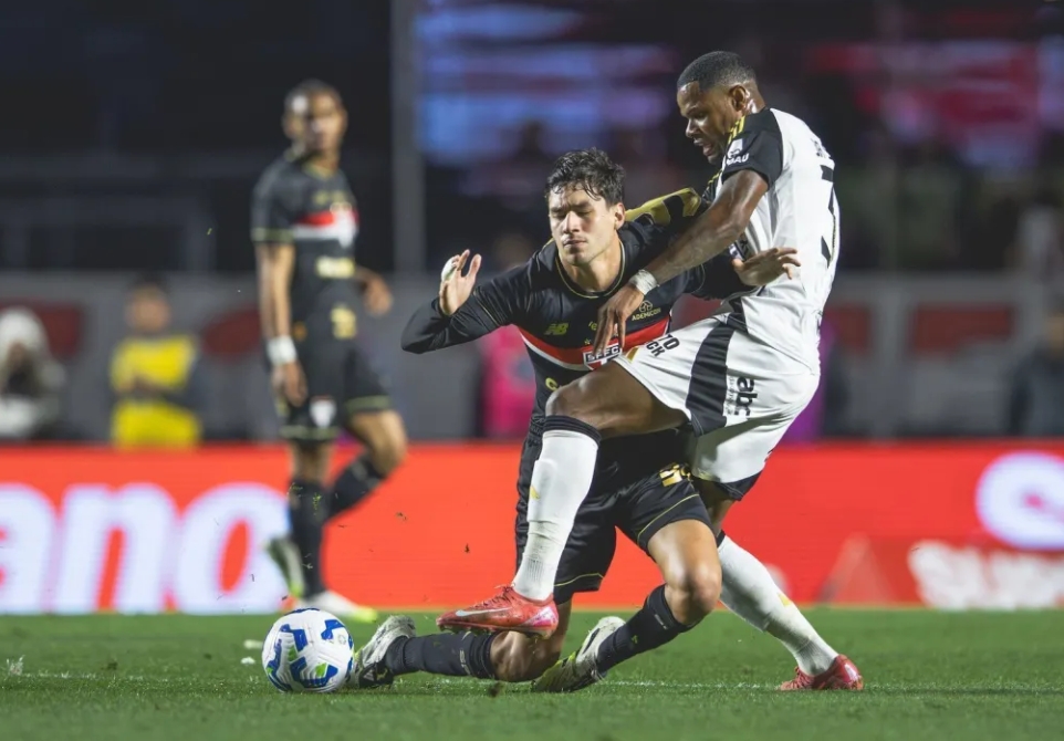 São Paulo vence Atlético e encosta no G-6 do Brasileiro