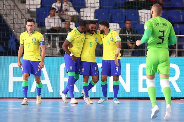 Brasil goleia a Costa Rica e vai às quartas da Copa do Mundo de Futsal