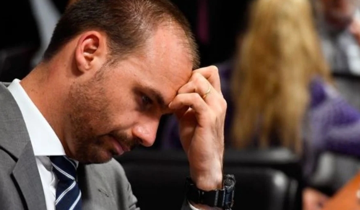 Câmara tenta cobrar R$ 13,9 mil de Eduardo Bolsonaro por faltas