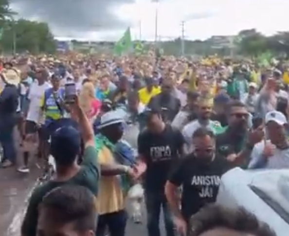 Raio atinge apoiadores de Nikolas Ferreira em ato em Brasília 