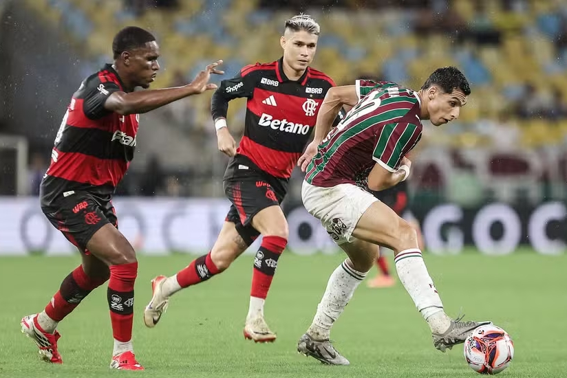 Fluminense vence Flamengo de virada e assume liderança do Carioca