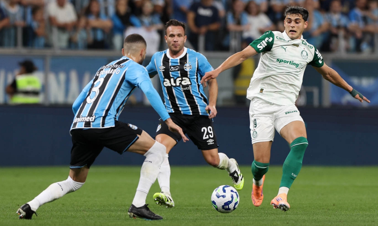 Palmeiras leva virada do Grêmio e perde chance de se aproximar da liderança