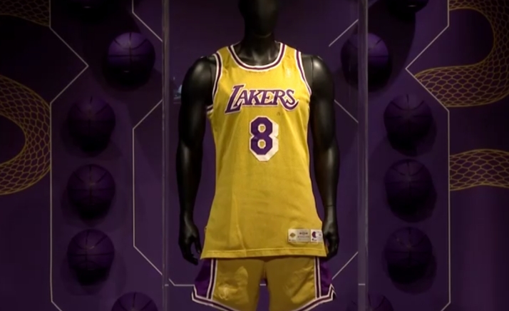 Camisa usada por Kobe Bryant em estreia nos Lakers é vendida por R$ 39 mi