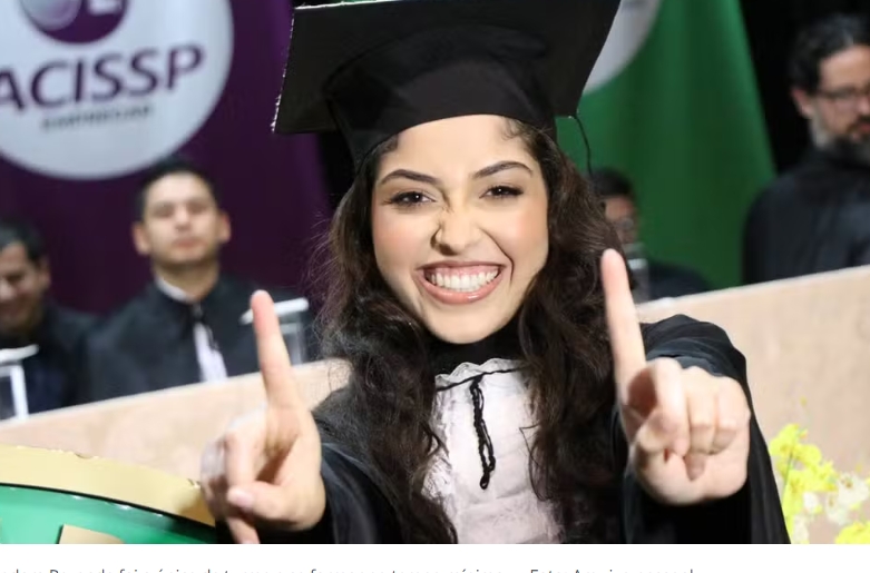 Aluna 'passa direto' em todas as matérias da faculdade e se forma sozinha