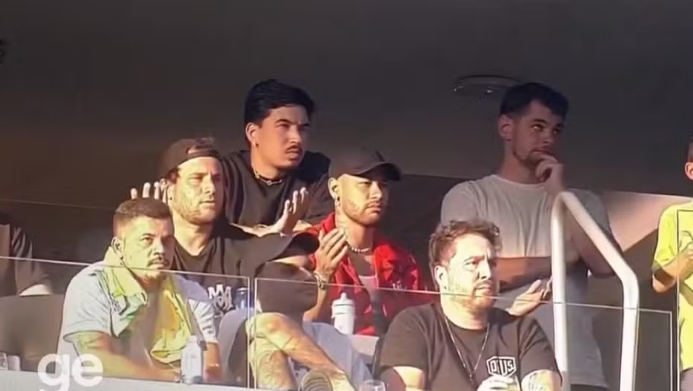 Neymar mostra surpresa após Dorival substituir Vini por Endrick