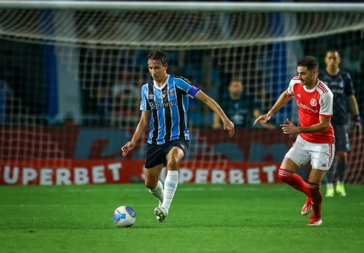 Grêmio oficializa renovação de contrato com Geromel