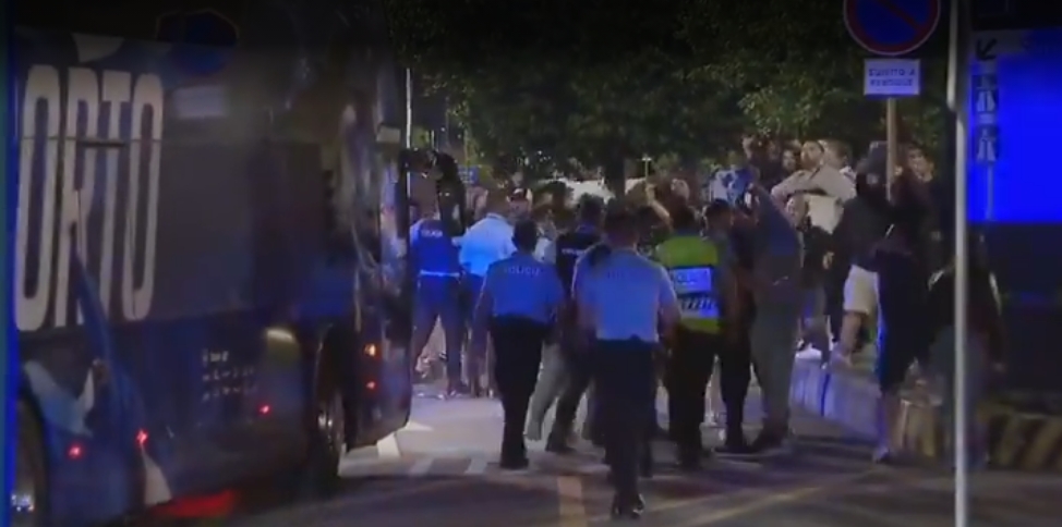 Torcida do Porto recebe elenco com protesto após campanha pífia no Mundial