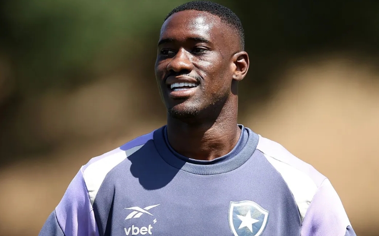 Zagueiro do Botafogo tem lesão constatada e é cortado do Mundial de Clubes