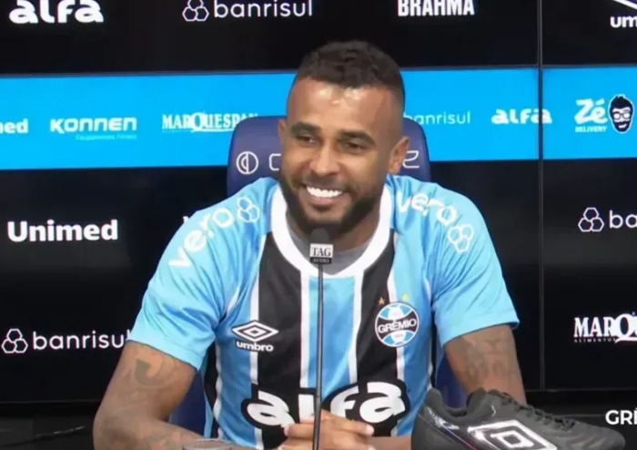 Alex Santana é apresentado no Grêmio e explica saída do Corinthians