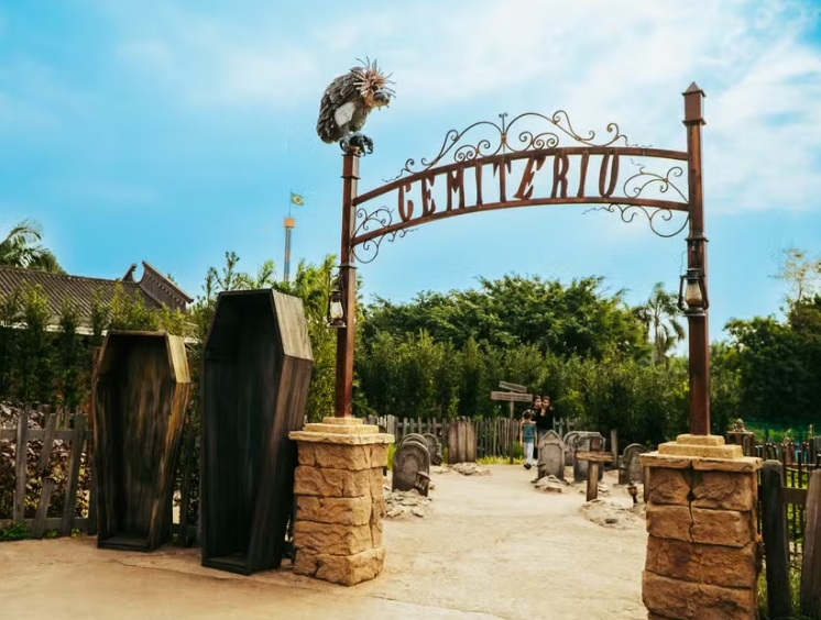 Beto Carrero inaugura área para fumantes com tema de cemitério