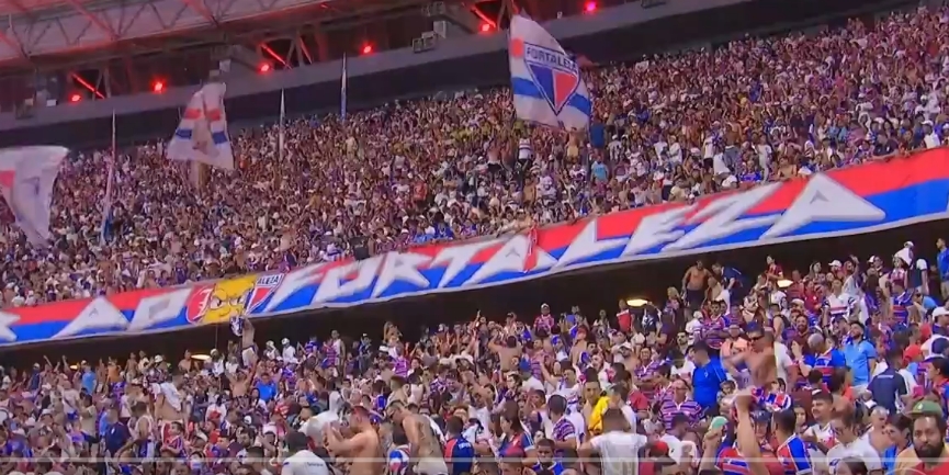 Fortaleza vence Corinthians e assume a liderança do Brasileirão