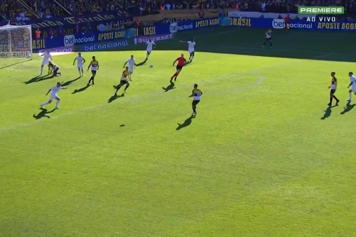 Grêmio marca no fim, vence o Criciúma em duelo direto e se afasta do Z-4