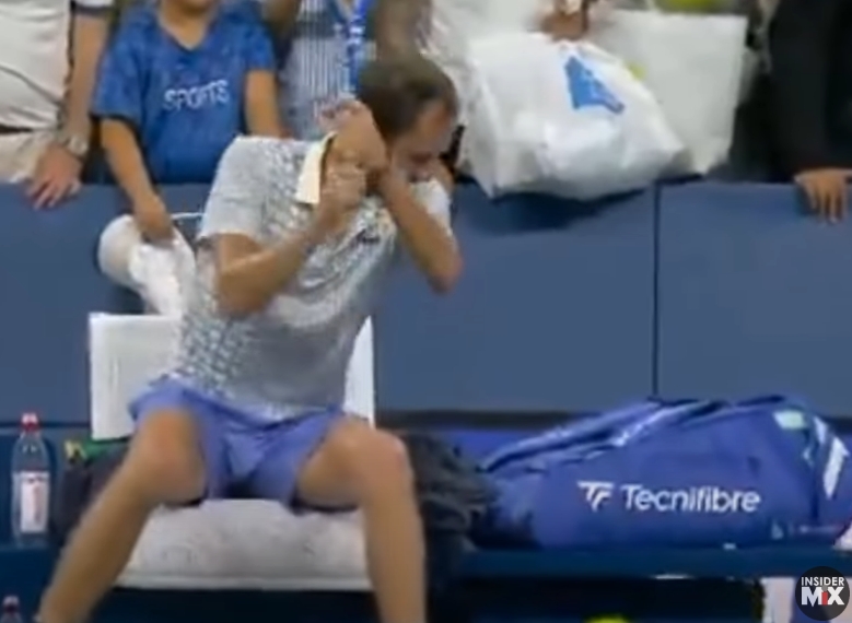 US Open: ex-número 1 do mundo fica furioso com árbitro e destrói raquete