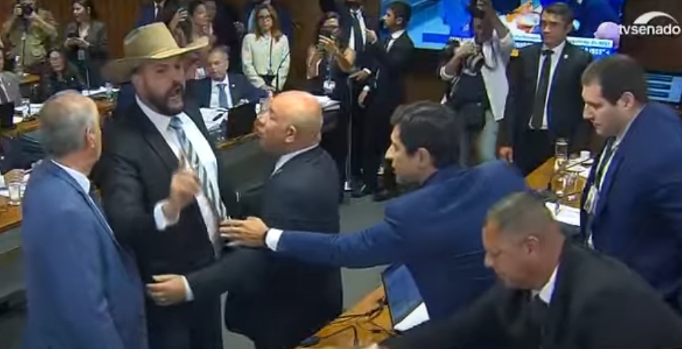 Discussão entre Zé Trovão e advogado de 'Careca do INSS' suspende sessão