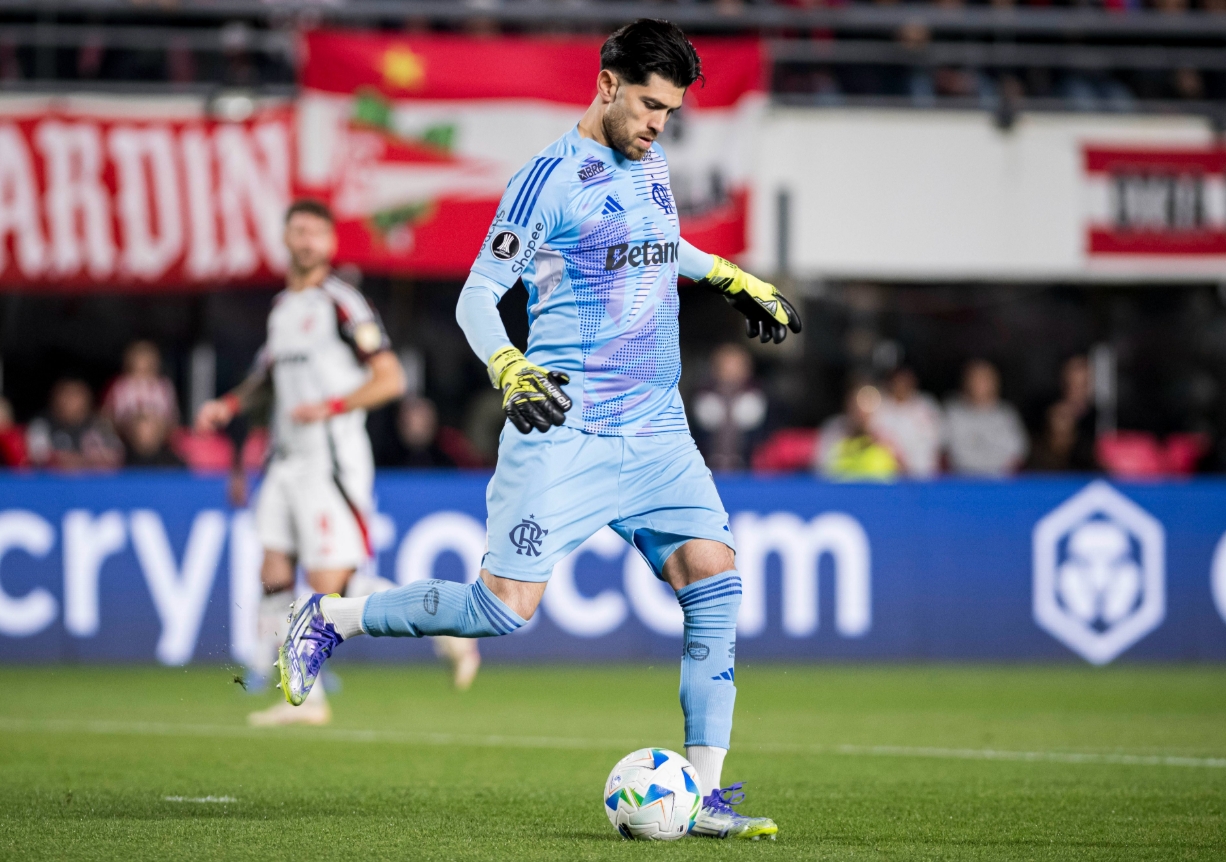 Rossi salva, Flamengo vence o Estudiantes e vai à semifinal da Libertadores