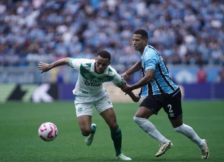 Grêmio vence o Juventude com hat-trick de Carlos Vinícius e garante triunfo