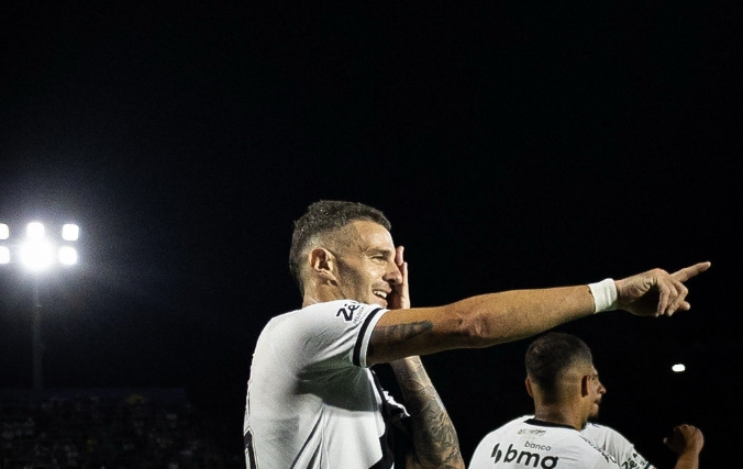 Vegetti volta a marcar após 2 meses e Vasco vence Bragantino fora de casa