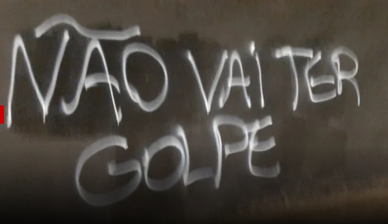 Muros da sede do Corinthians são pichados: 'Não vai ter golpe'