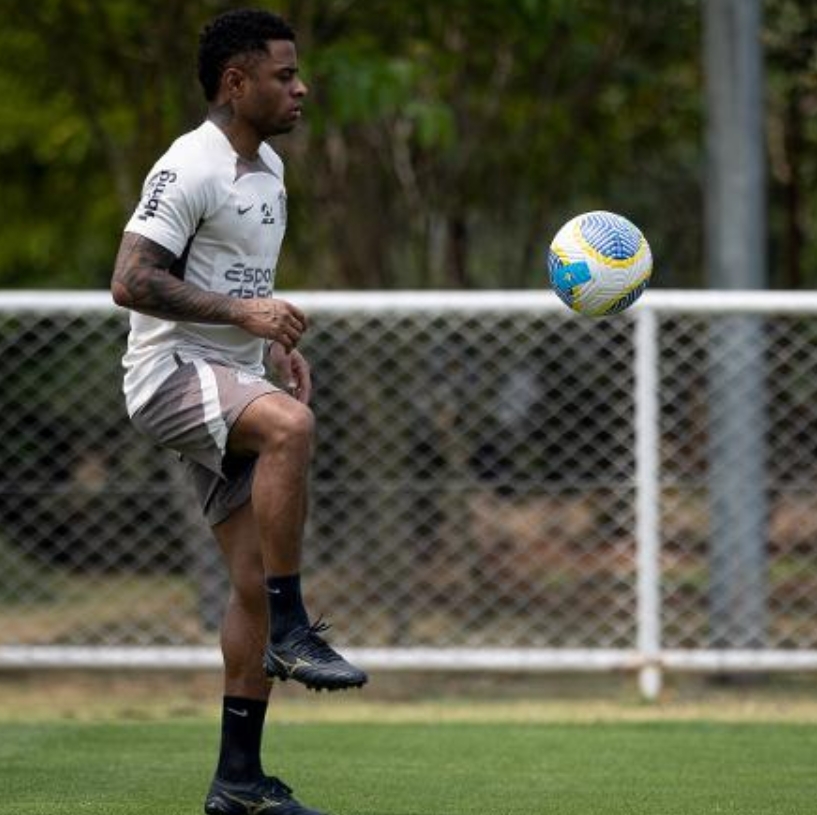 Corinthians pensa em negociar Palacios com chegada de lateral argentino