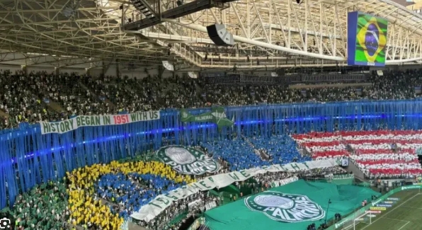 Torcida do Palmeiras faz mosaico em inglês para o Mundial e cita 1951