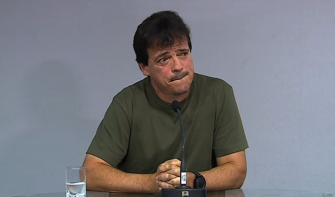 Diniz chora em entrevista após saída do Fluminense