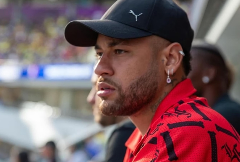 Neymar se faz presente do hotel ao vestiário e até aparta briga na seleção