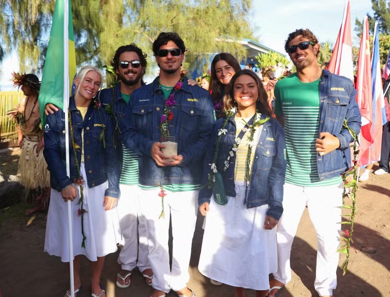 Surfe tem cerimônia de abertura das Olimpíadas com danças típicas no Taiti