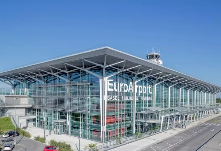 Aeroporto franco-suíço retoma atividades após ameaça de bomba