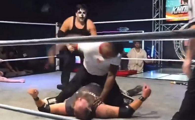 Filho de campeão do UFC 'sai do roteiro' e espanca lutador no wrestling