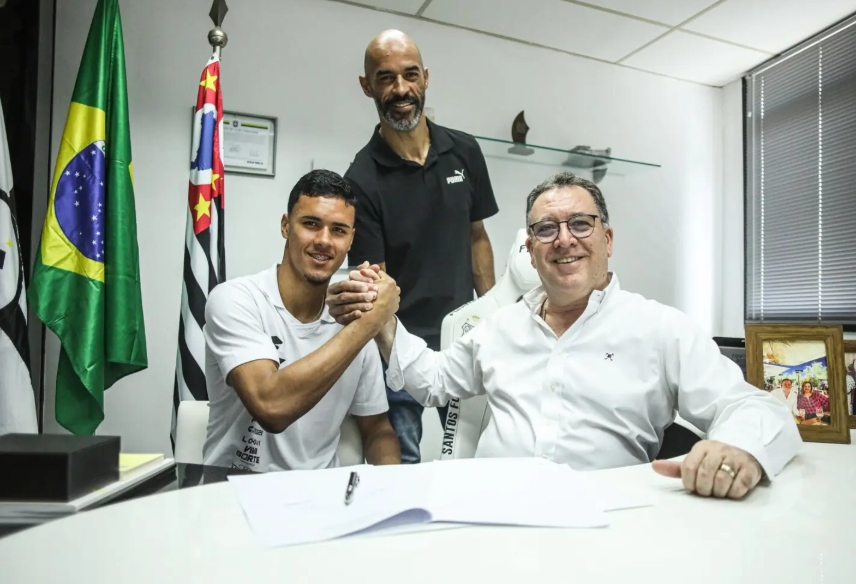 Santos assina aditivo contratual com joia da base; veja