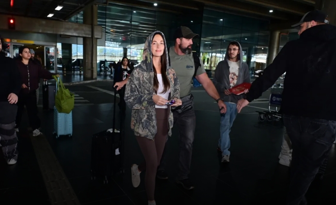 Kacey Musgraves desembarca no Brasil para rodeio em SP; veja fotos