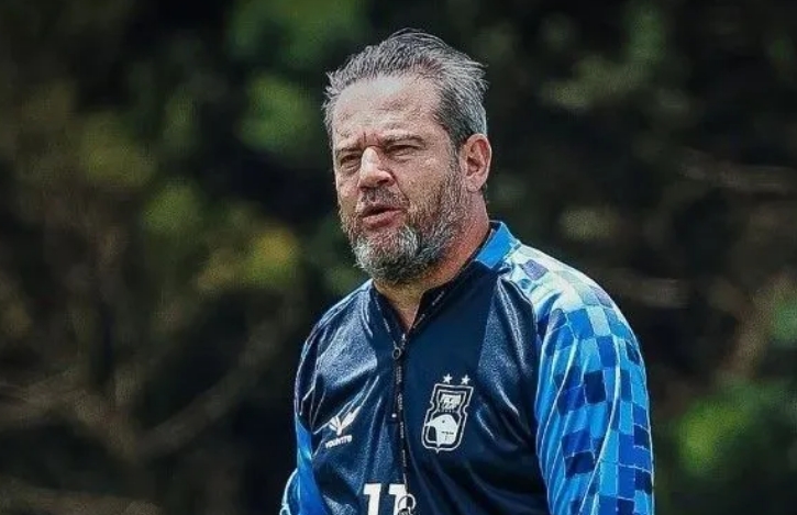 Na zona de rebaixamento, Paraná demite ex-técnico do Internacional