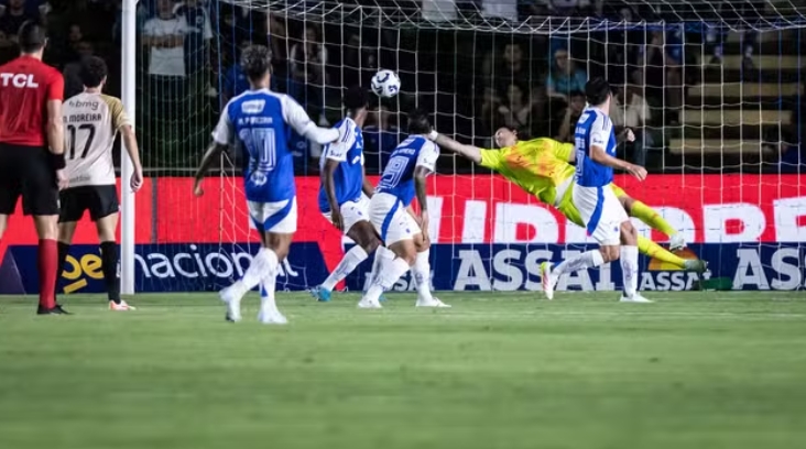 Cruzeiro vence Vasco no Parque do Sabiá e entra no G-4